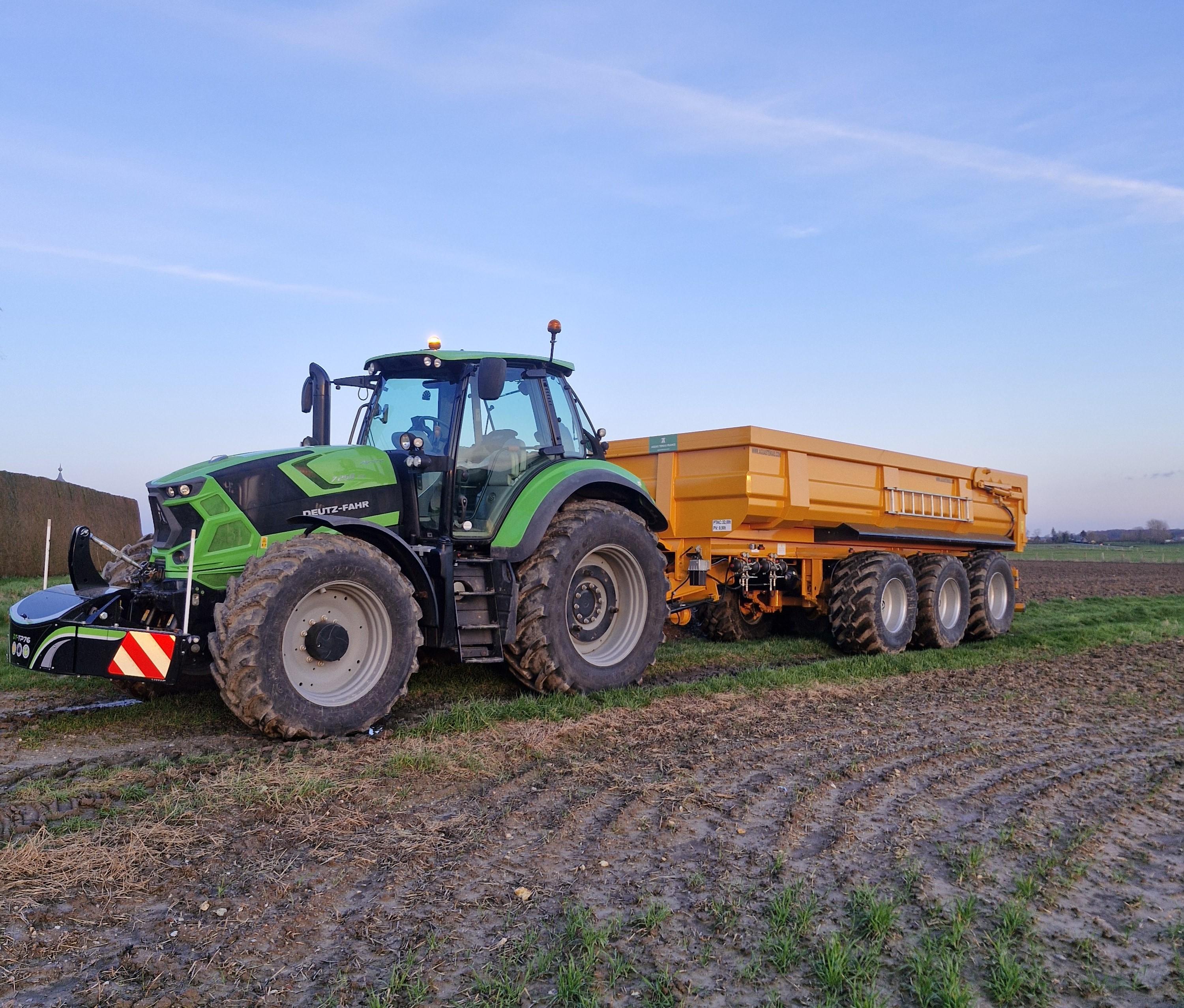 c'est un tracteur deutz 7250ttv de 250ch et une benne tp trois essieux avec 24 tonnes de charges utiles freinage a aire, le premier et le troisièmes essieux sont suiveur forcé, report de charge. 